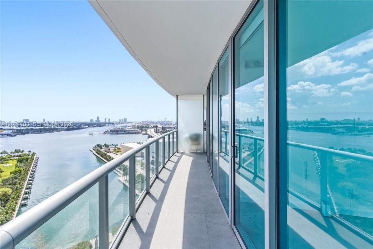 888 Biscayne Blvd # 2212, Miami FL 33132 — 31