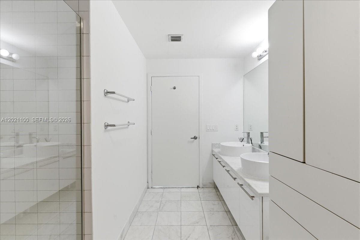 888 Biscayne Blvd # 2212, Miami FL 33132 — 29