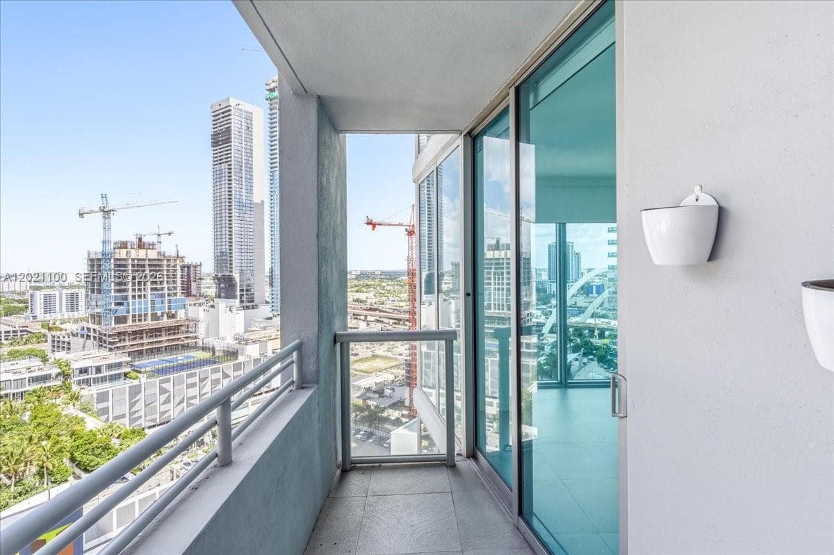 888 Biscayne Blvd # 2212, Miami FL 33132 — 25