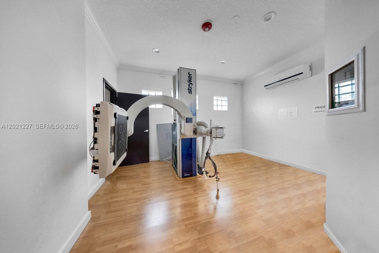 49 W 49TH St, Miami Beach FL 33012 — 11