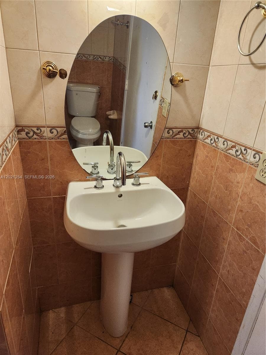 2841 NE 163rd St # 815, North Miami Beach FL 33160 — 16
