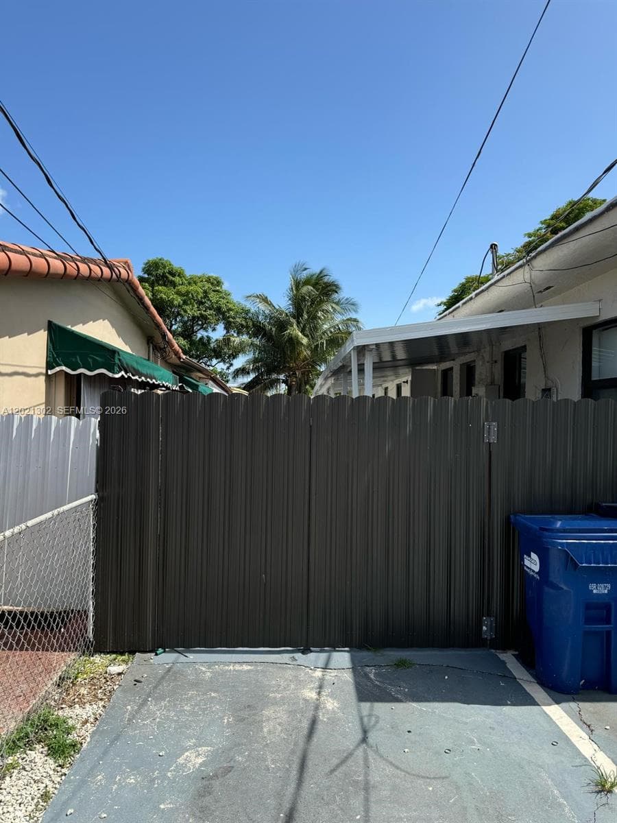 7360 SW 21st St # 7360, Miami FL 33155 — 1