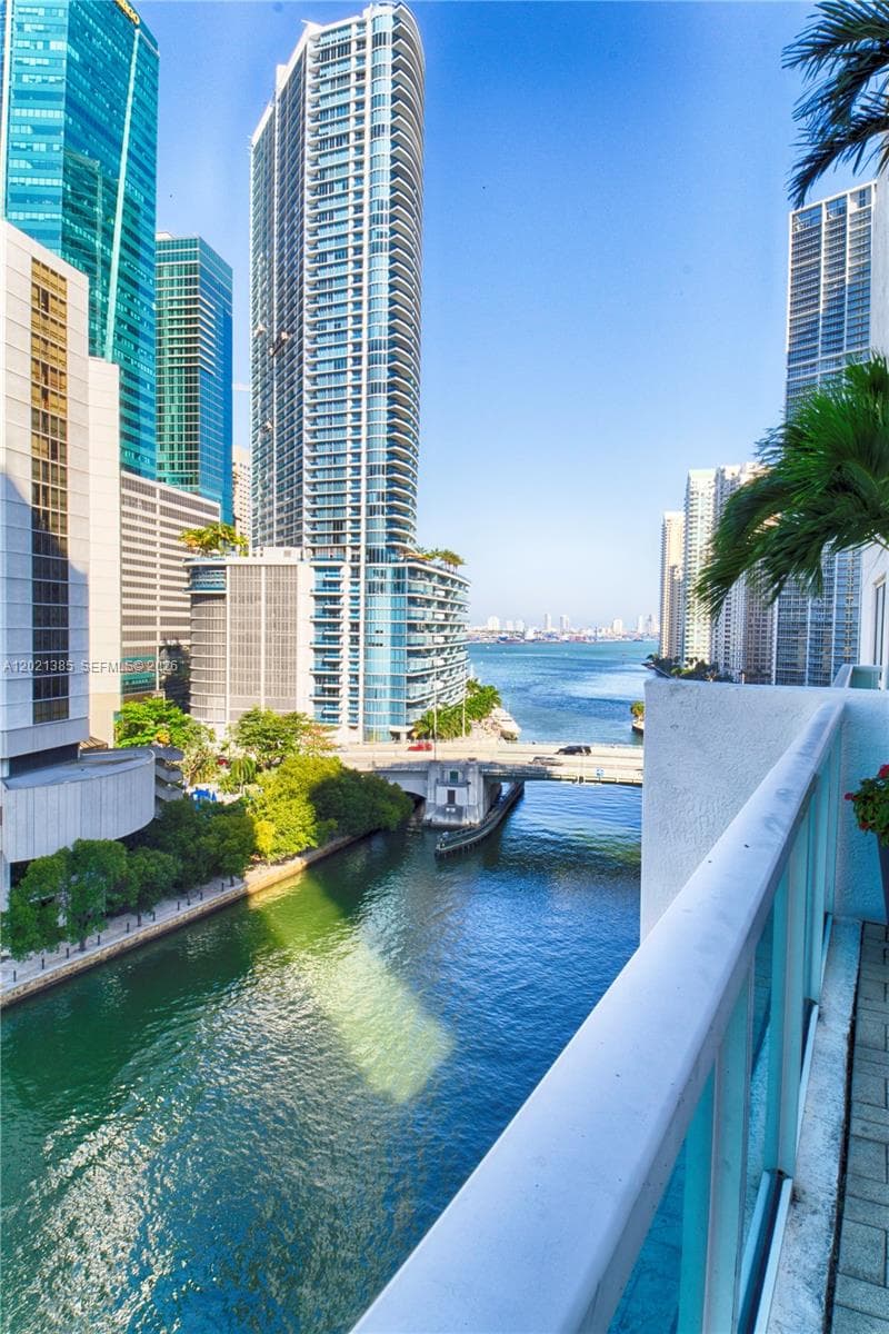 31 SE 5th St # 1208, Miami FL 33131 — 27