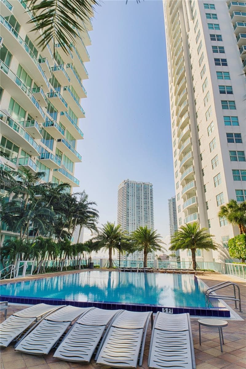 31 SE 5th St # 1208, Miami FL 33131 — 25
