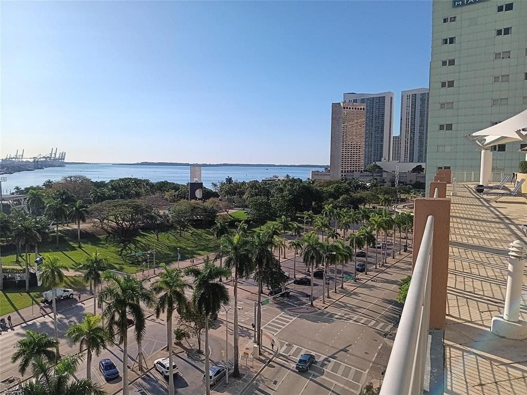 244 Biscayne Boulevard # 2805, Miami FL 33132 — 16