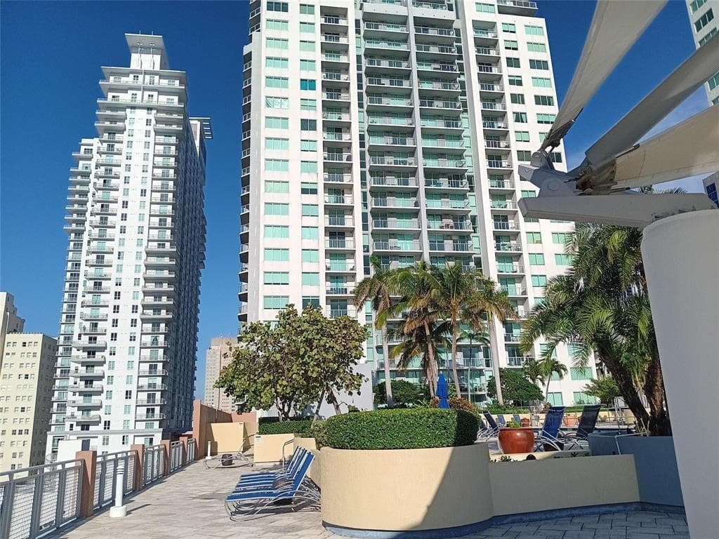 244 Biscayne Boulevard # 2805, Miami FL 33132 — 18