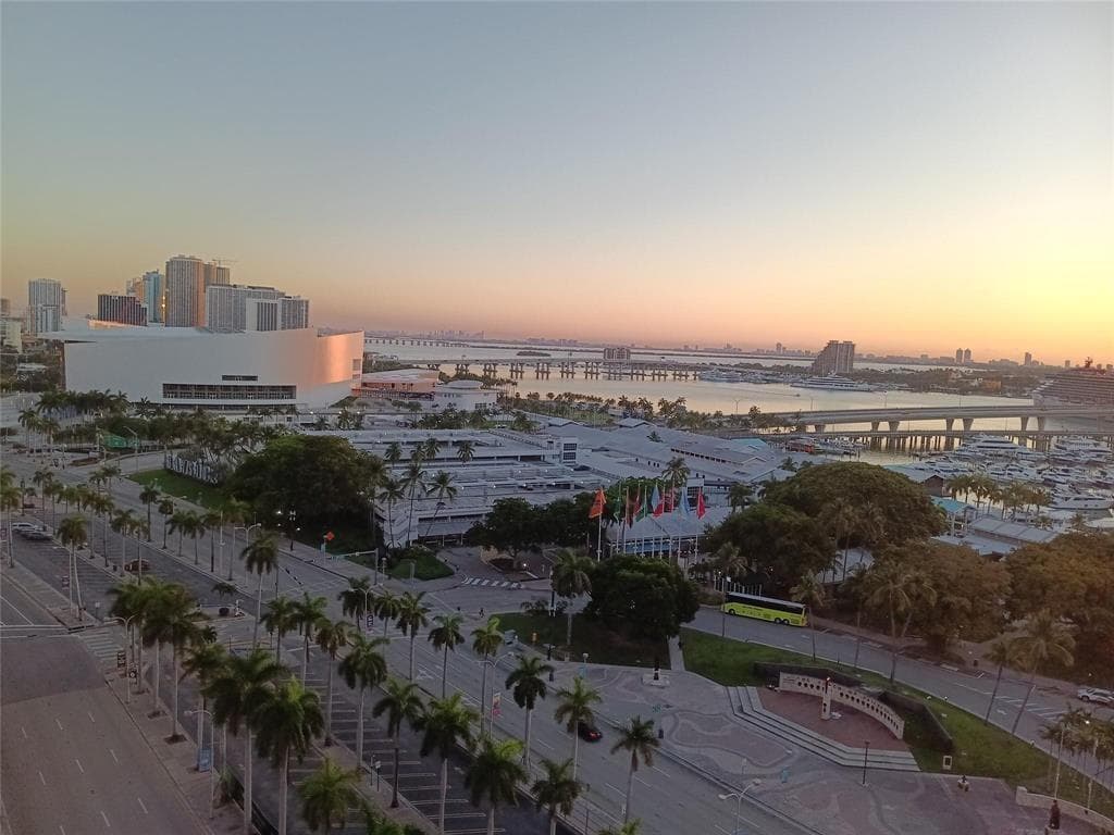 244 Biscayne Boulevard # 2805, Miami FL 33132 — 21