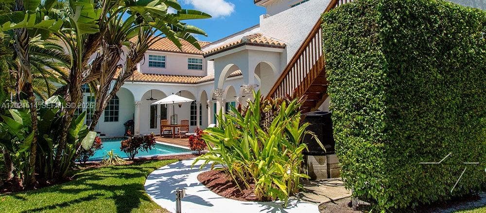 2501 Pine Tree Dr, Miami Beach FL 33140 — 56