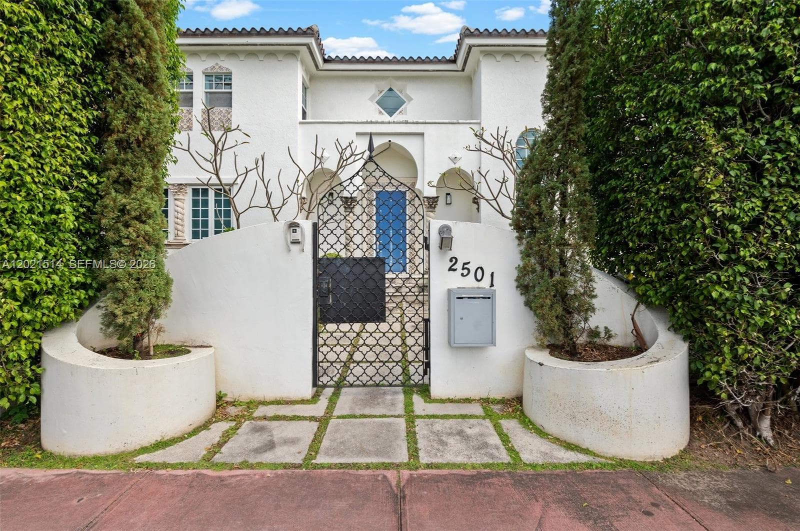 2501 Pine Tree Dr, Miami Beach FL 33140 — 42