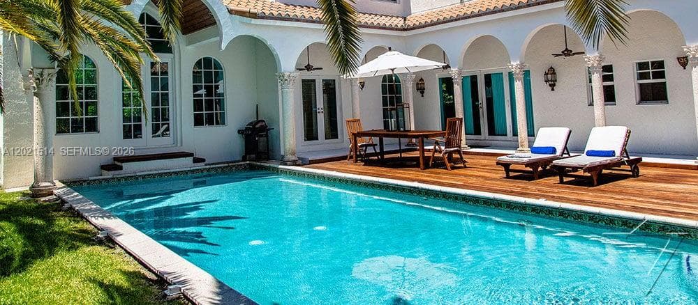 2501 Pine Tree Dr, Miami Beach FL 33140 — 57
