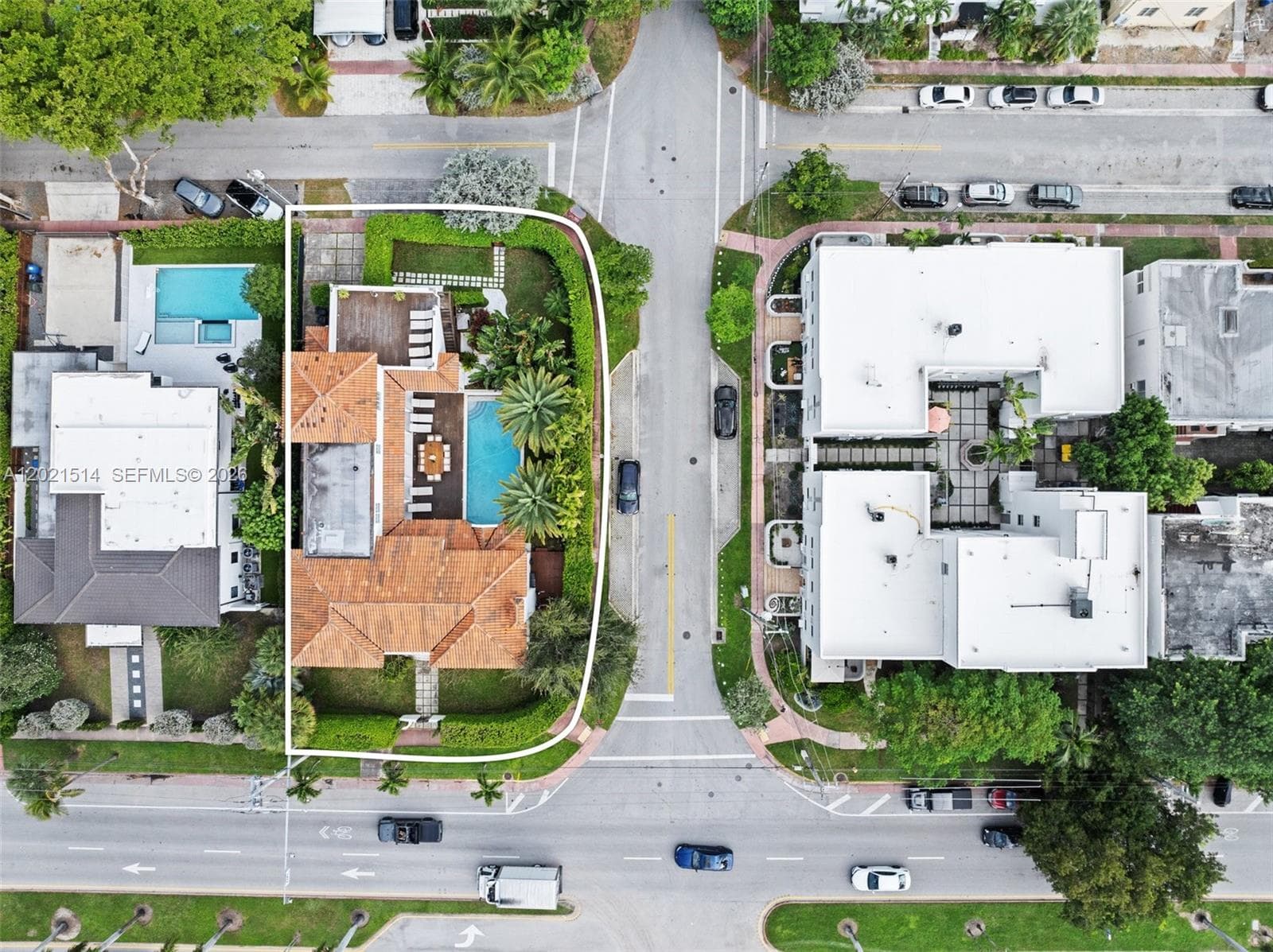 2501 Pine Tree Dr, Miami Beach FL 33140 — 49