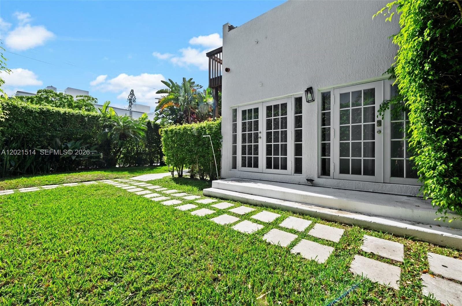 2501 Pine Tree Dr, Miami Beach FL 33140 — 41