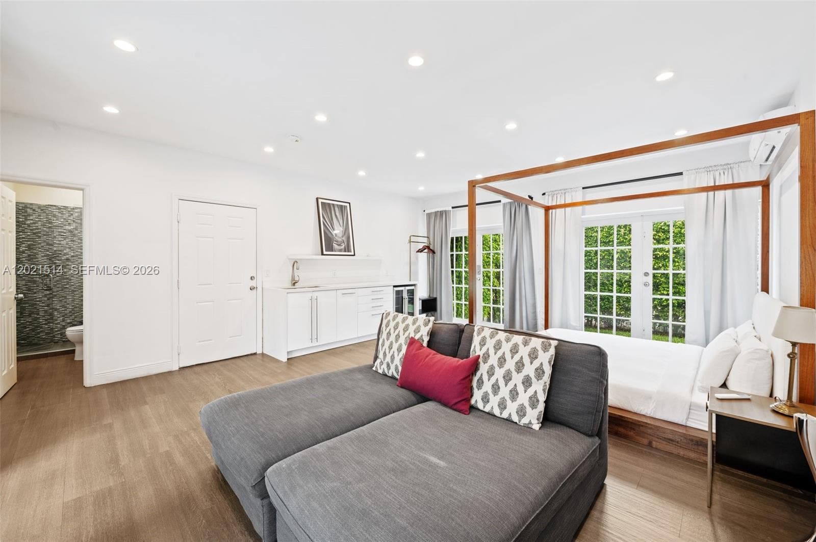 2501 Pine Tree Dr, Miami Beach FL 33140 — 37