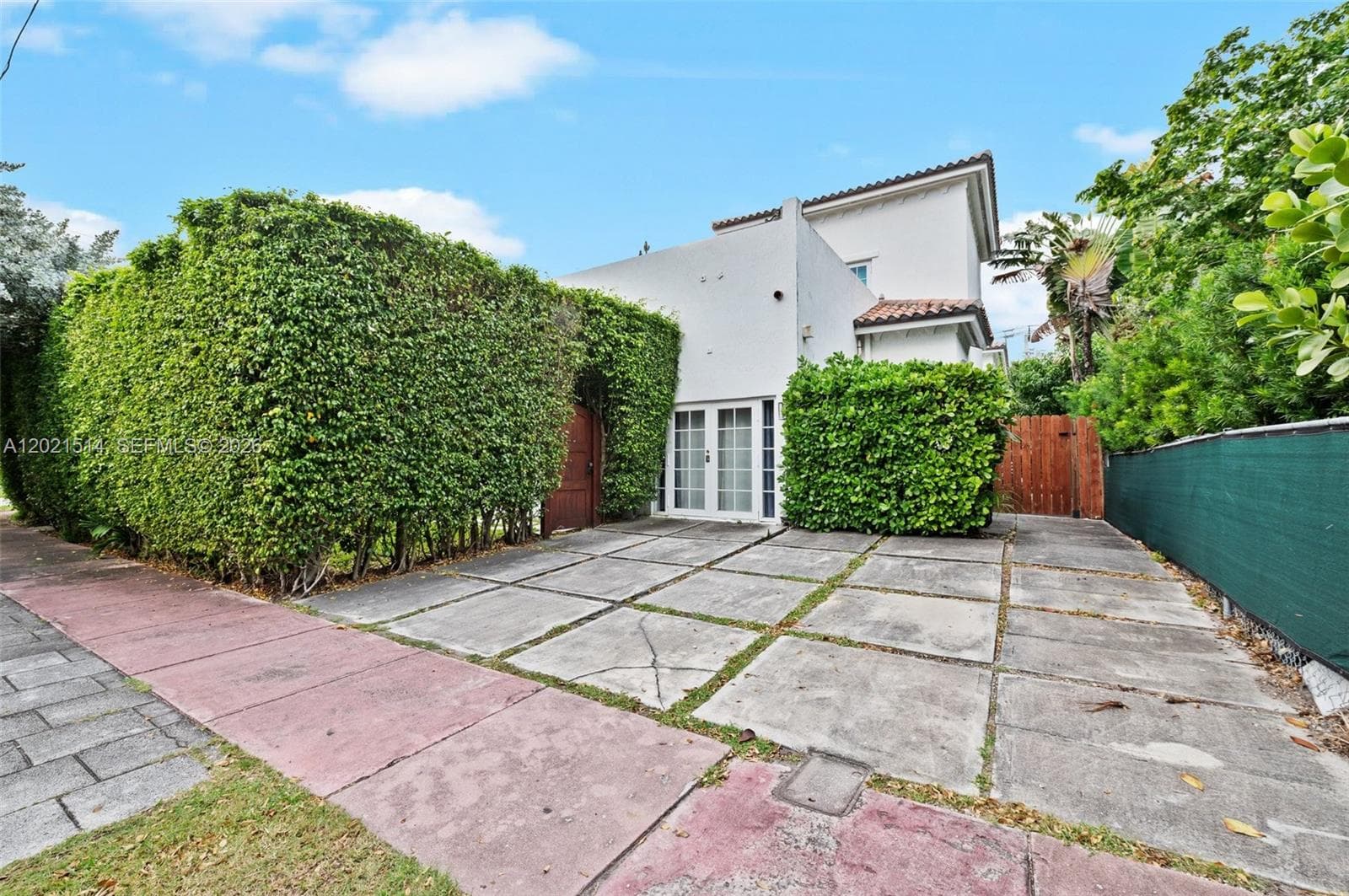 2501 Pine Tree Dr, Miami Beach FL 33140 — 44