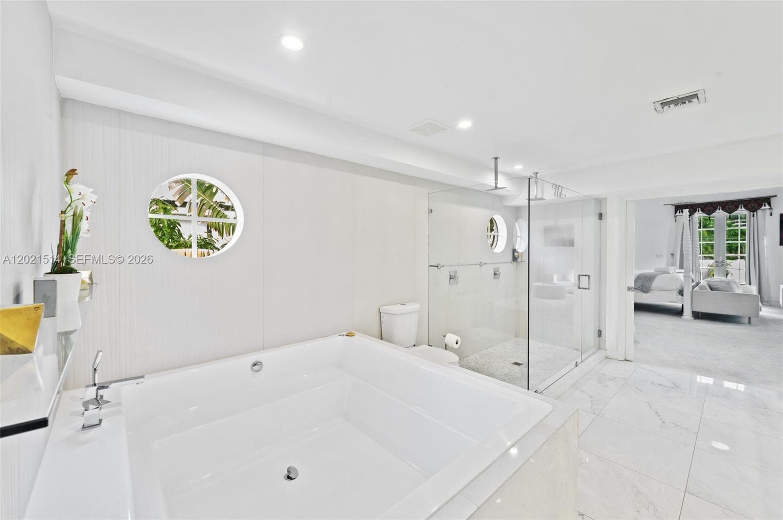2501 Pine Tree Dr, Miami Beach FL 33140 — 31