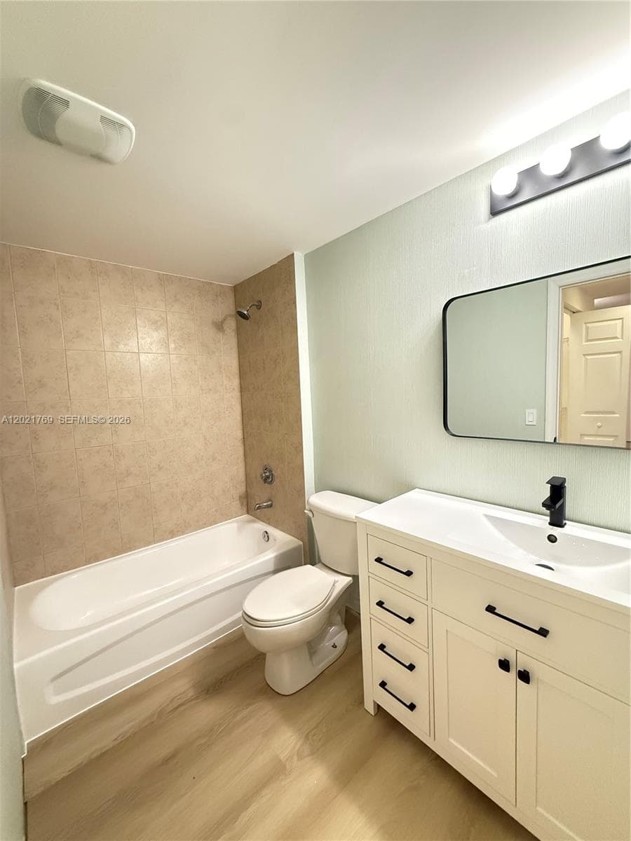 275 NE 18th St # 910, Miami FL 33132 — 20