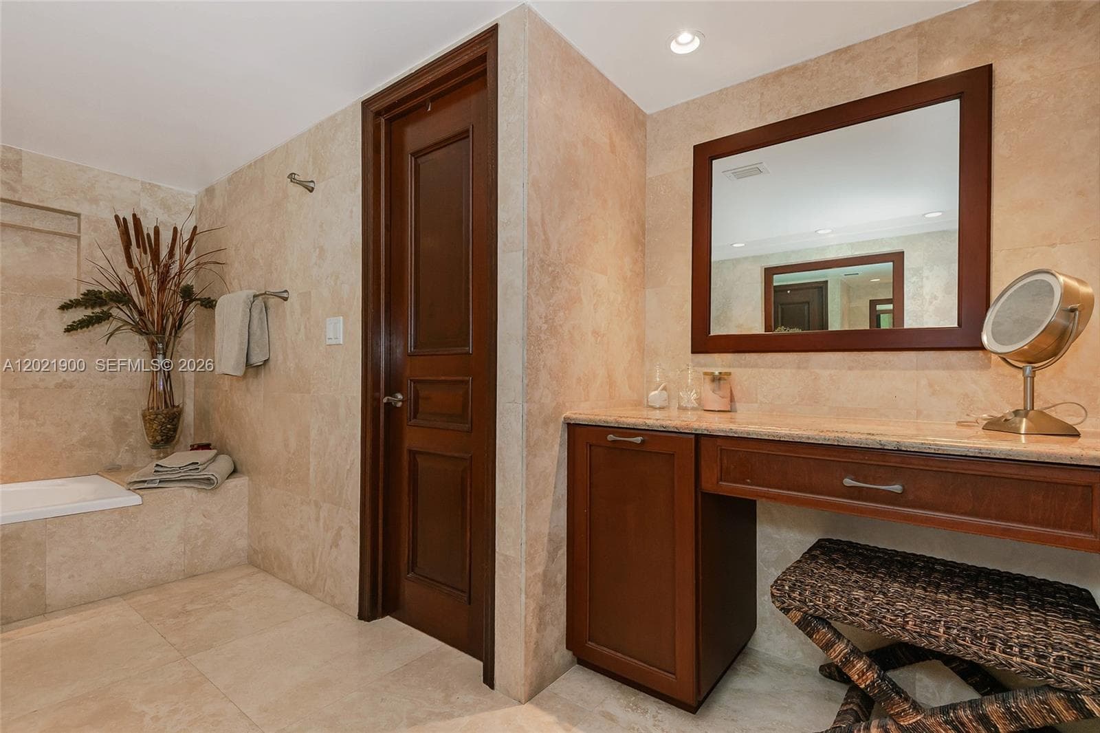 1121 Crandon Blvd # E405, Key Biscayne FL 33149 — 25
