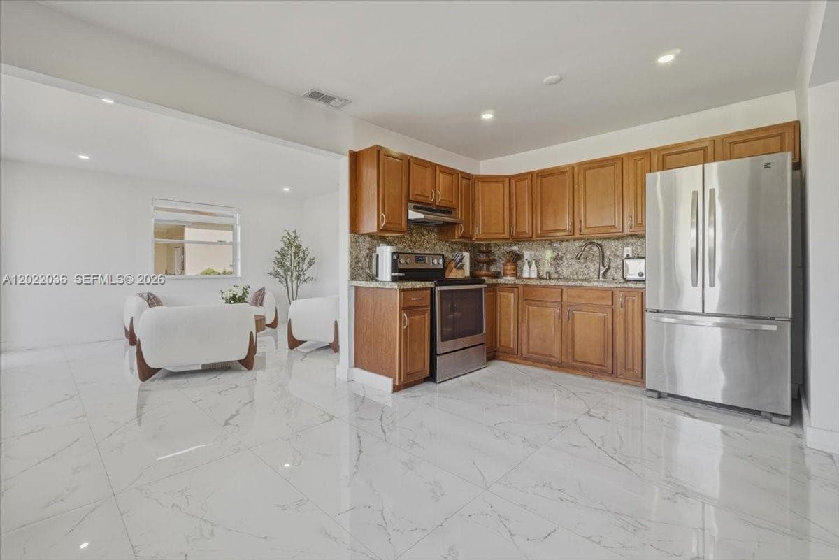 120 W 50th St, Hialeah FL 33012 — 9