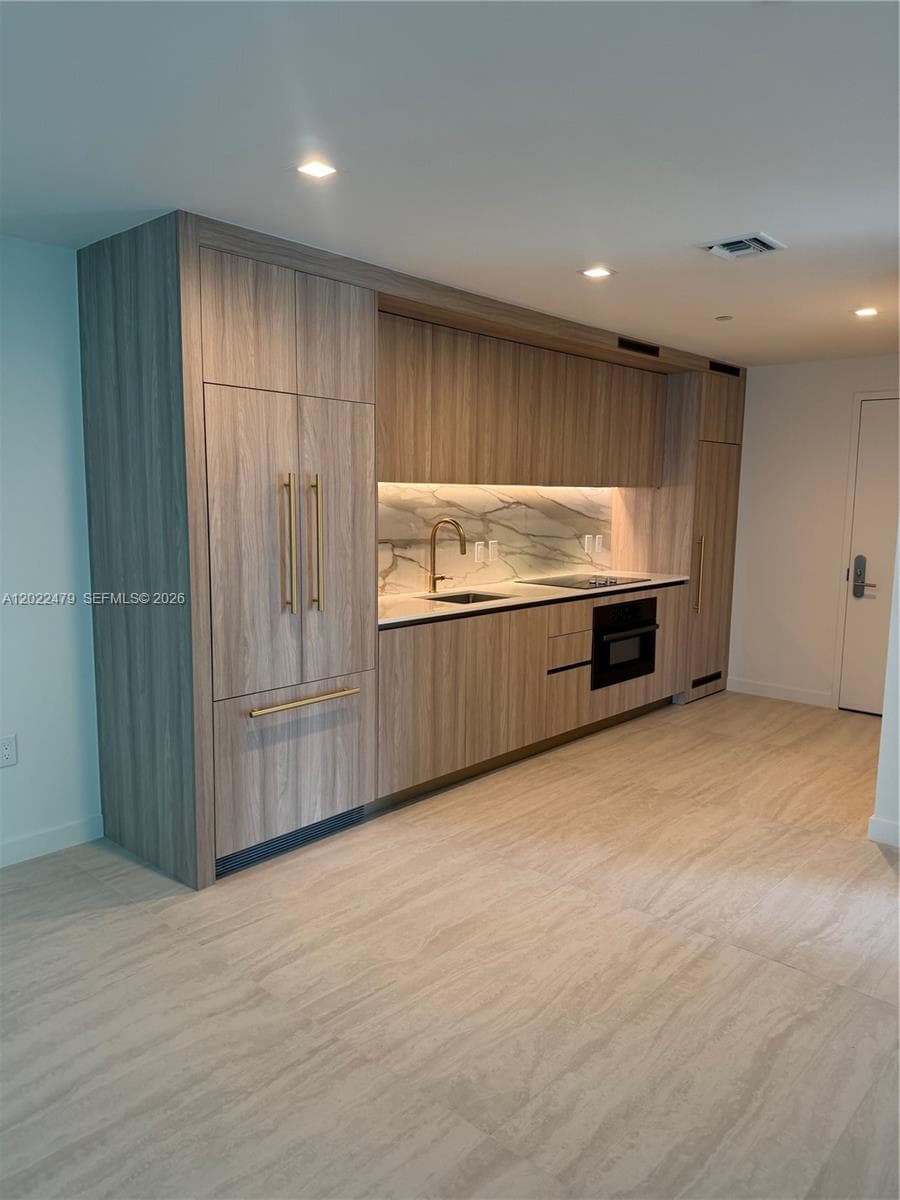 77 SE 5st # 2306, Miami FL 33131 — 16