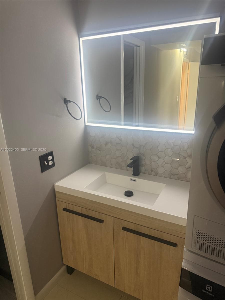 Sandalwood Condo Apts, Miami, FL — 24