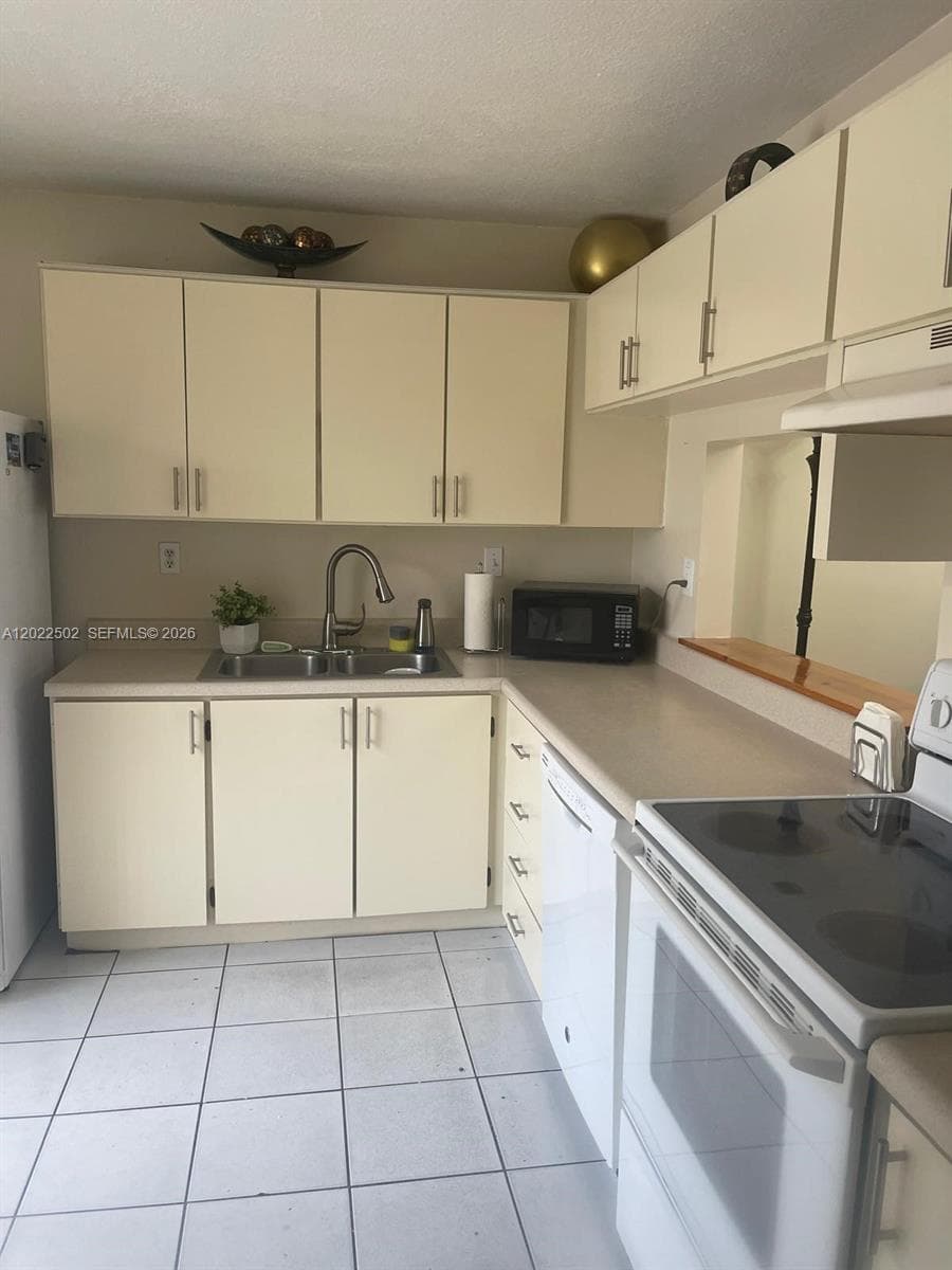 9880 Hammocks Blvd # 43, Miami FL 33196 — 3