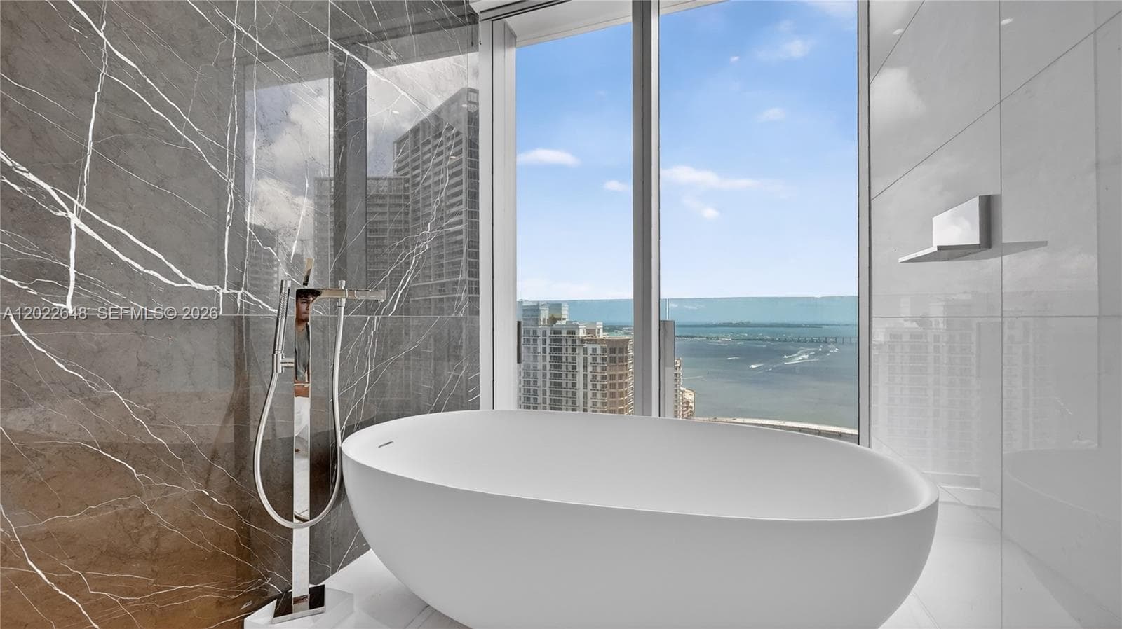 300 Biscayne Blvd Way # 3604, Miami FL 33131 — 33