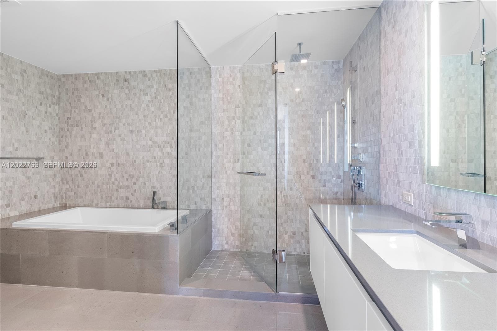 68 SE 6th Street # 810, Miami FL 33131 — 17