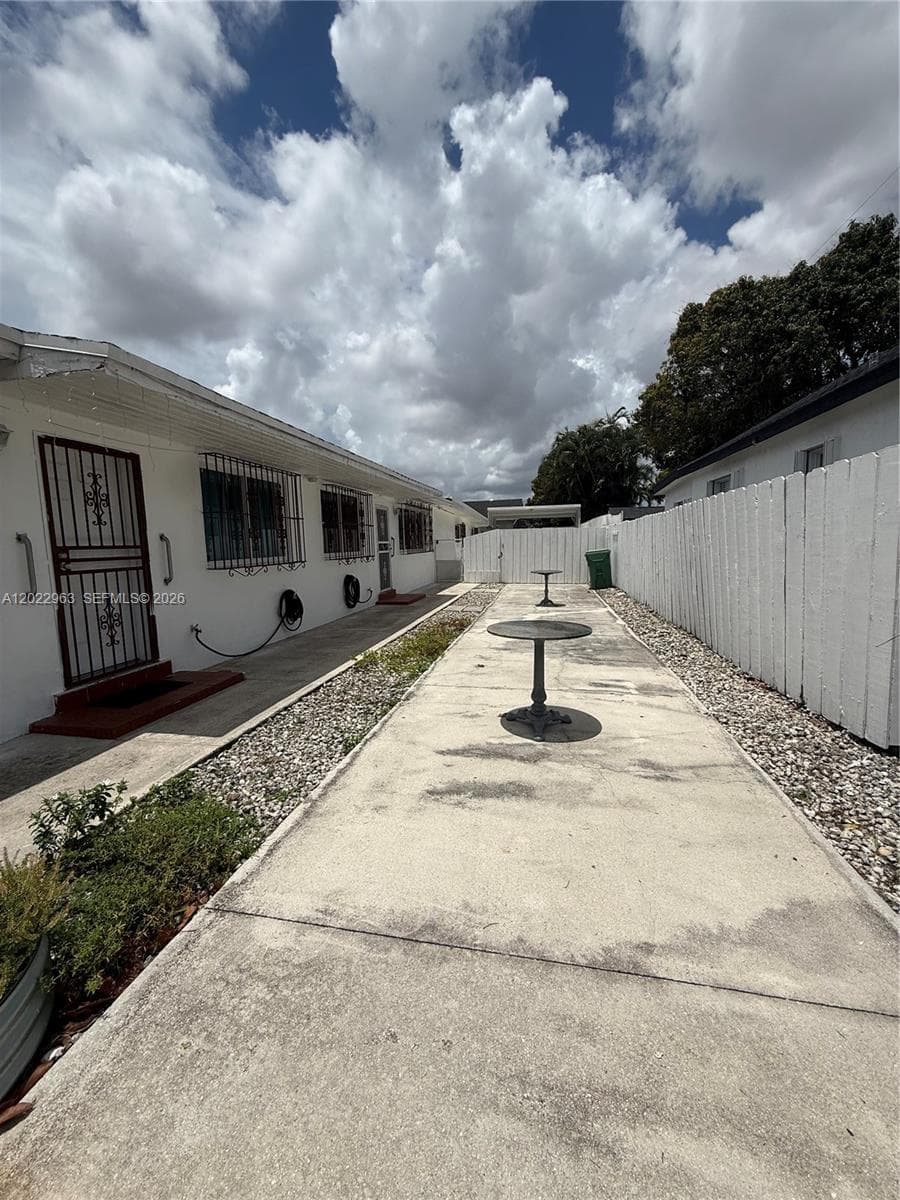 1046 NW 33rd Ave, Miami FL 33125 — 23