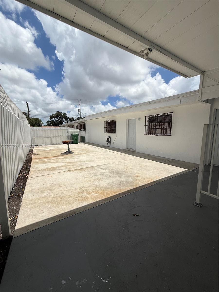 1046 NW 33rd Ave, Miami FL 33125 — 2