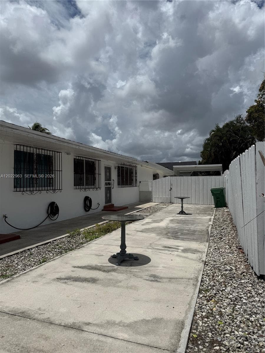 1046 NW 33rd Ave, Miami FL 33125 — 25