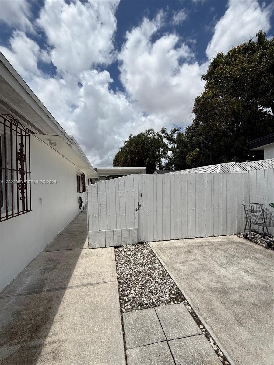 1046 NW 33rd Ave, Miami FL 33125 — 21