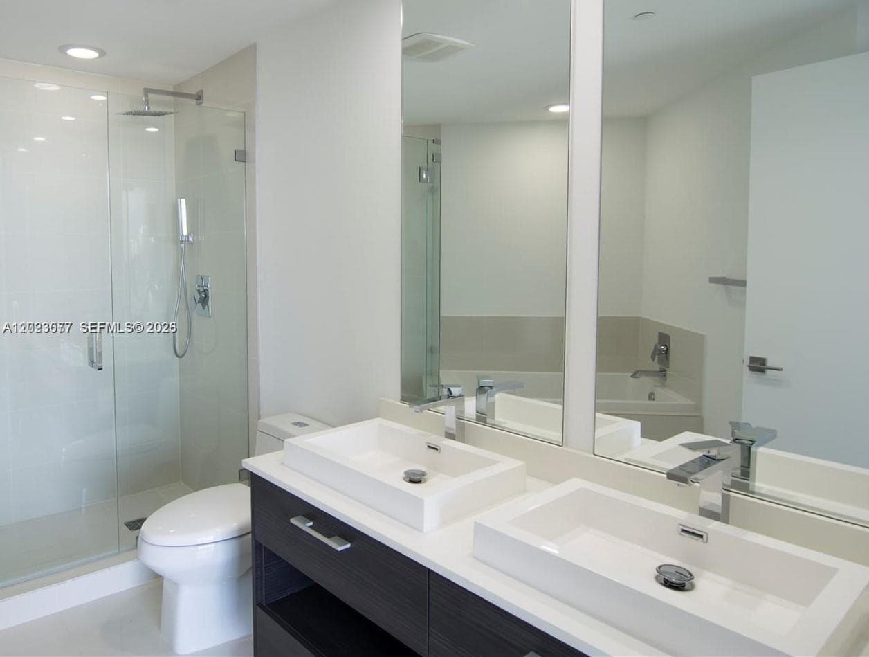 45 SW 9th St # 3501, Miami FL 33130 — 17