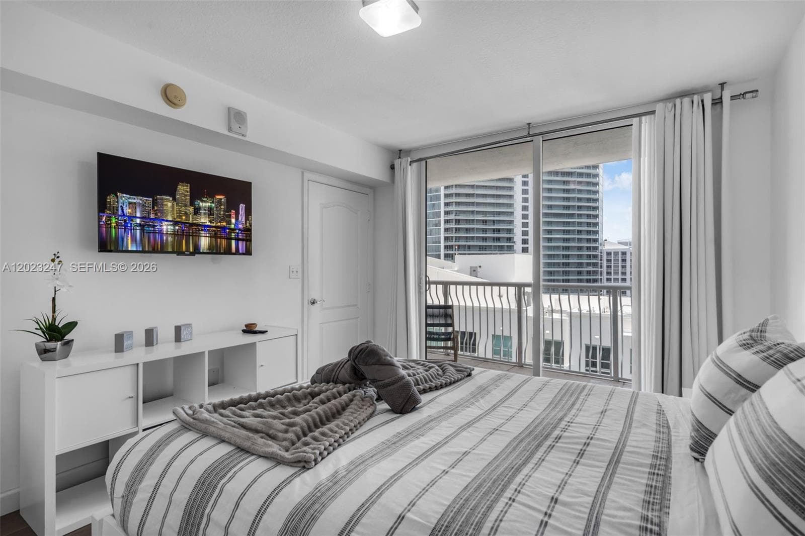 1200 Brickell Bay Dr # 2915, Miami FL 33131 — 25
