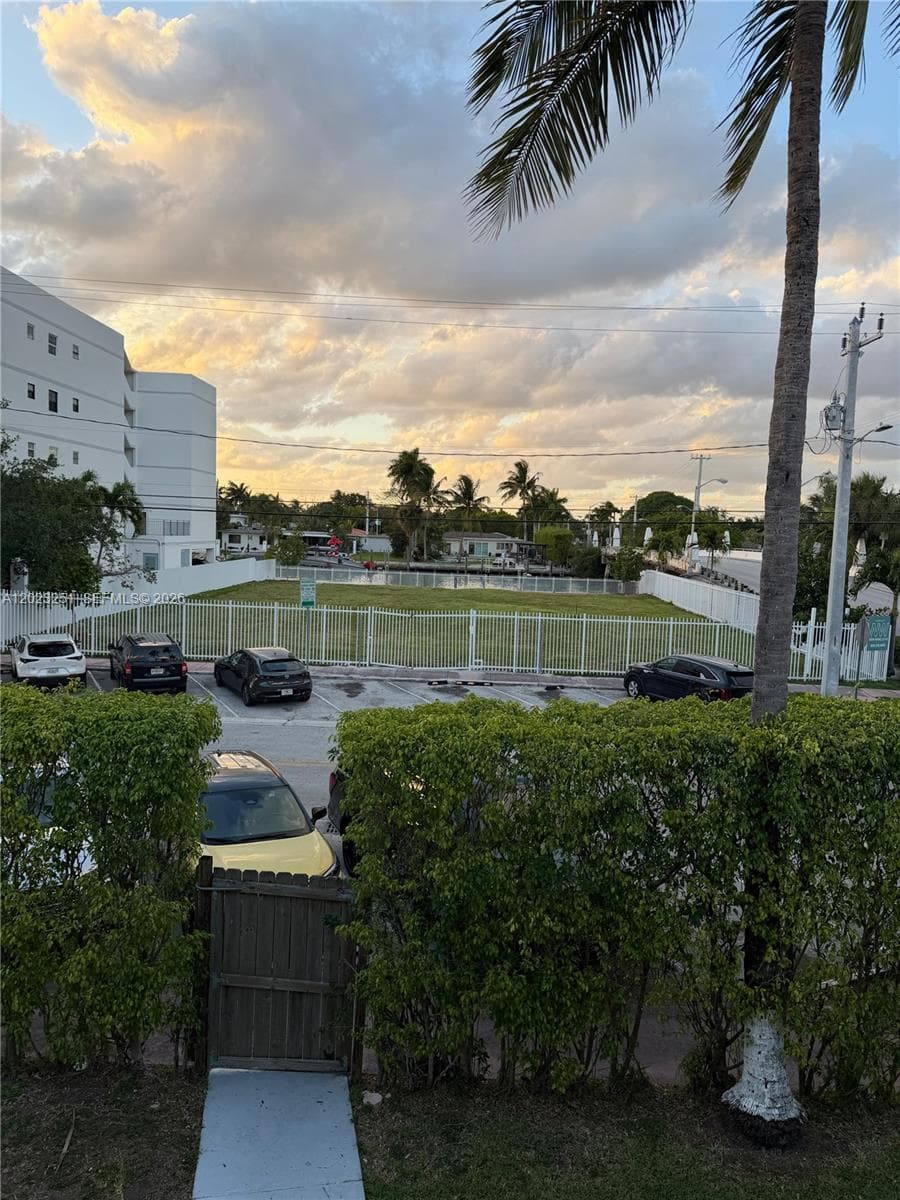 2200 Calais Dr # 5, Miami Beach FL 33141 — 6