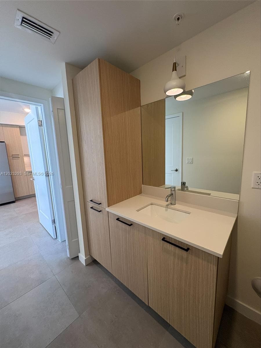 16395 Biscayne Blvd # 1311, North Miami Beach FL 33160 — 16