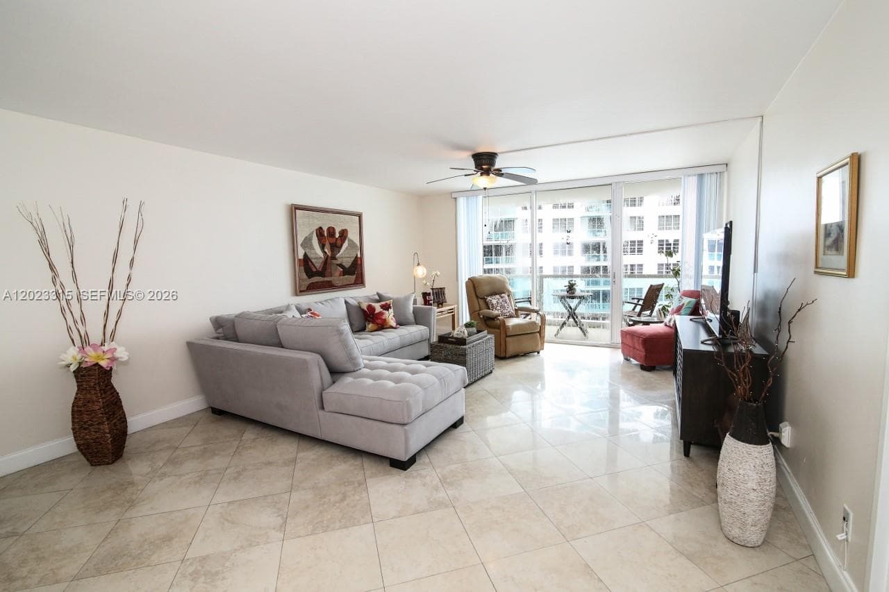 5151 Collins Ave # 827, Miami Beach FL 33140 — 4