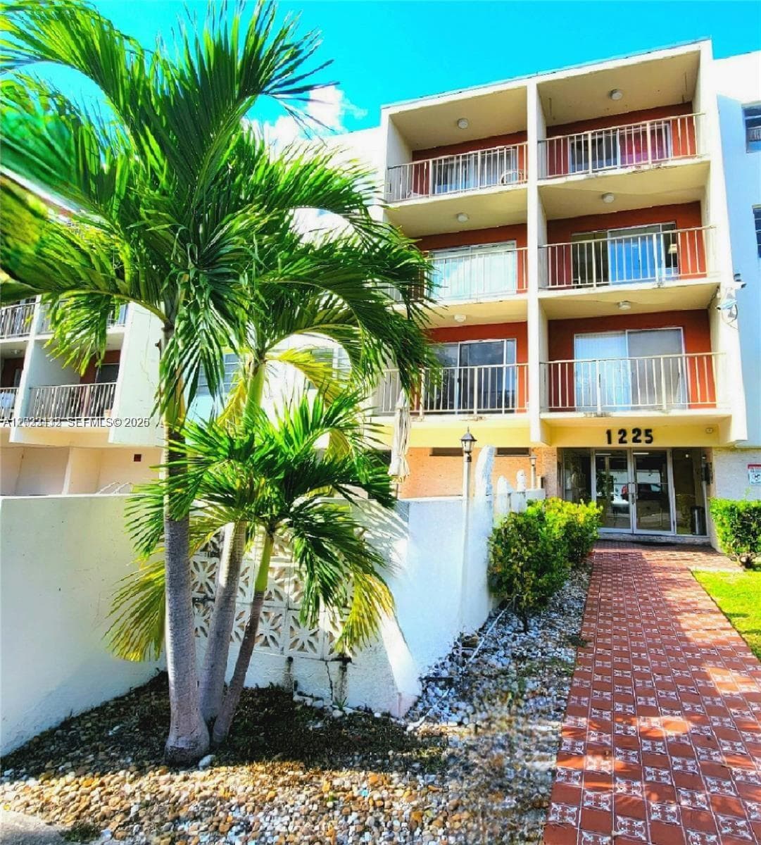 1225 NE 124th St # 32B, North Miami FL 33161 — 1