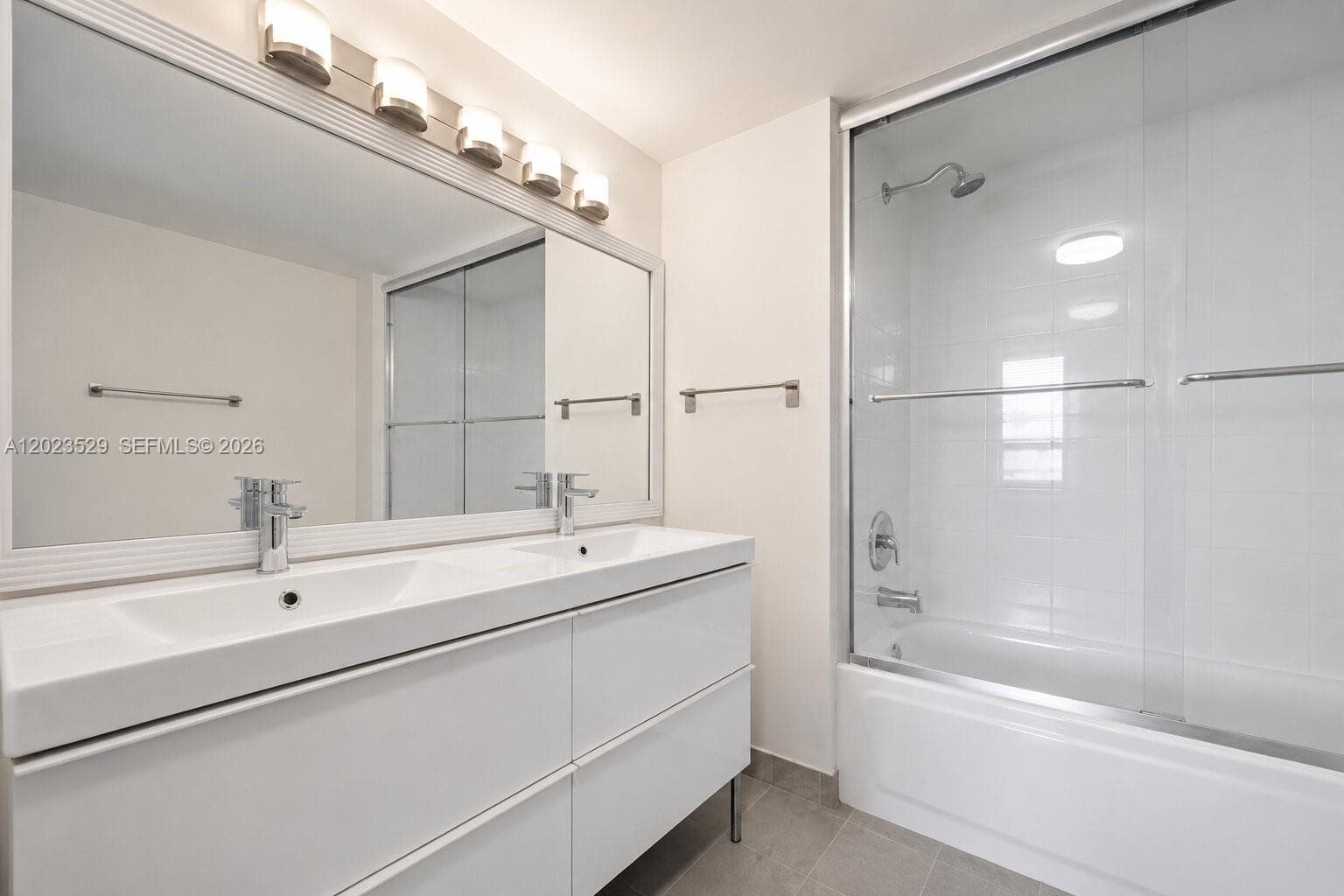 2642 Collins Ave # 303, Miami Beach FL 33140 — 17