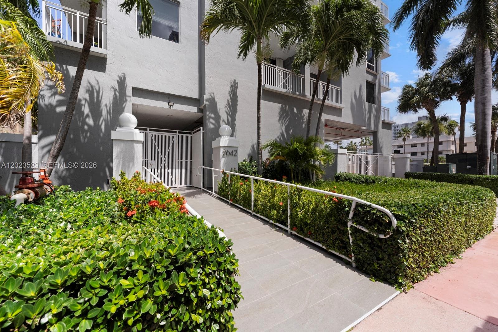 2642 Collins Ave # 303, Miami Beach FL 33140 — 36