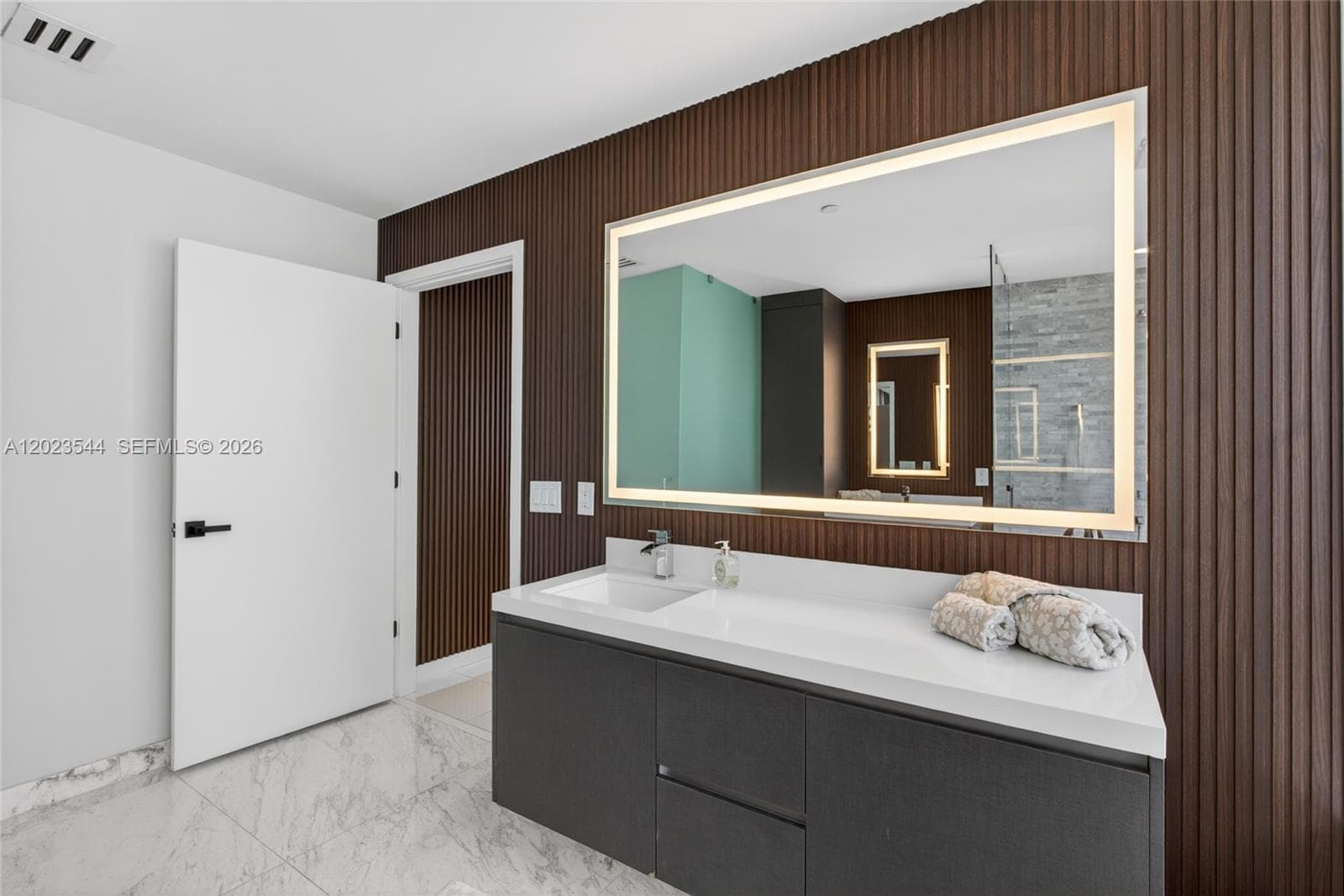 851 NE 1st Ave # 3201, Miami FL 33132 — 24