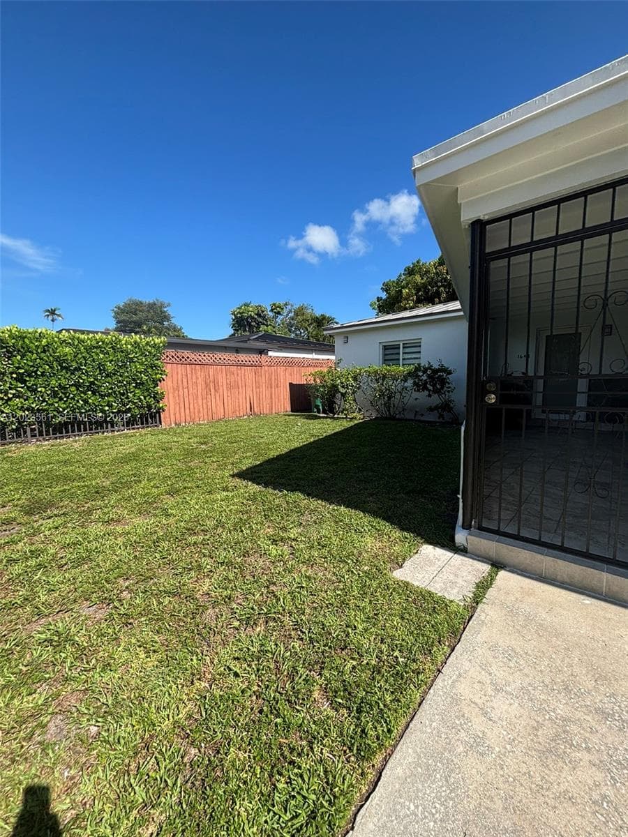 1648 SW 13th St, Miami FL 33145 — 23