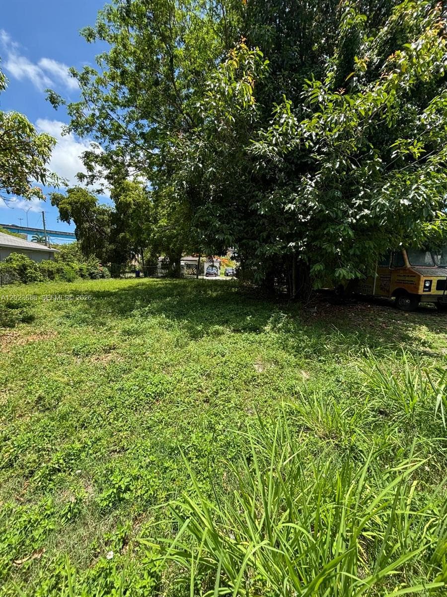 665 NW 43rd St, Miami FL 33127 — 10