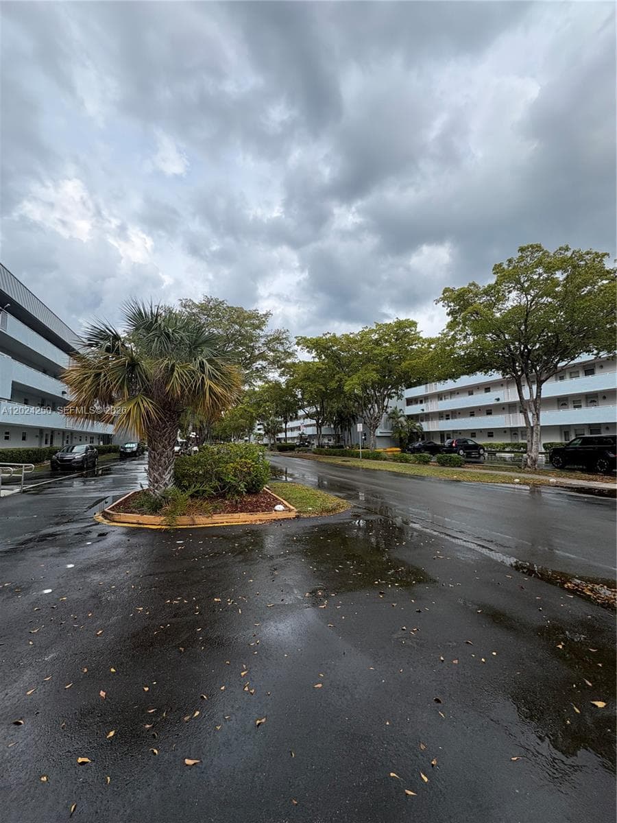 3551 NE 169th St # 104, North Miami Beach FL 33160 — 36