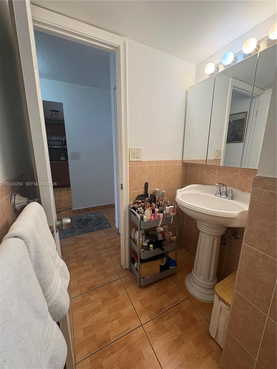 3551 NE 169th St # 104, North Miami Beach FL 33160 — 24