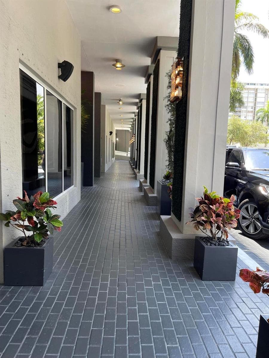 185 SE 14th Terrace # 2402, Miami FL 33131 — 4