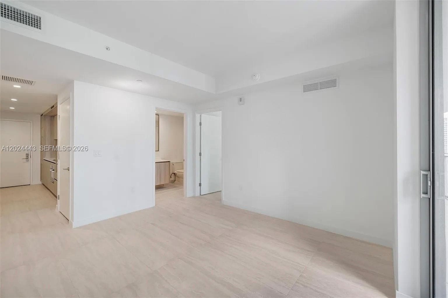 77 SE 5th st # 2305, Miami FL 33131 — 17