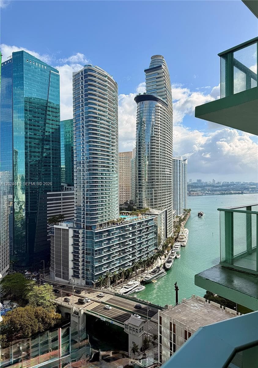 77 SE 5th st # 2305, Miami FL 33131 — 1