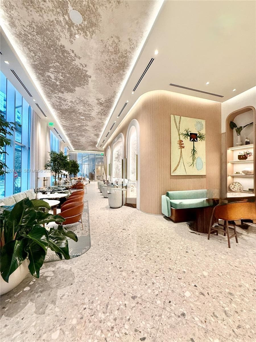 77 SE 5th st # 2305, Miami FL 33131 — 25