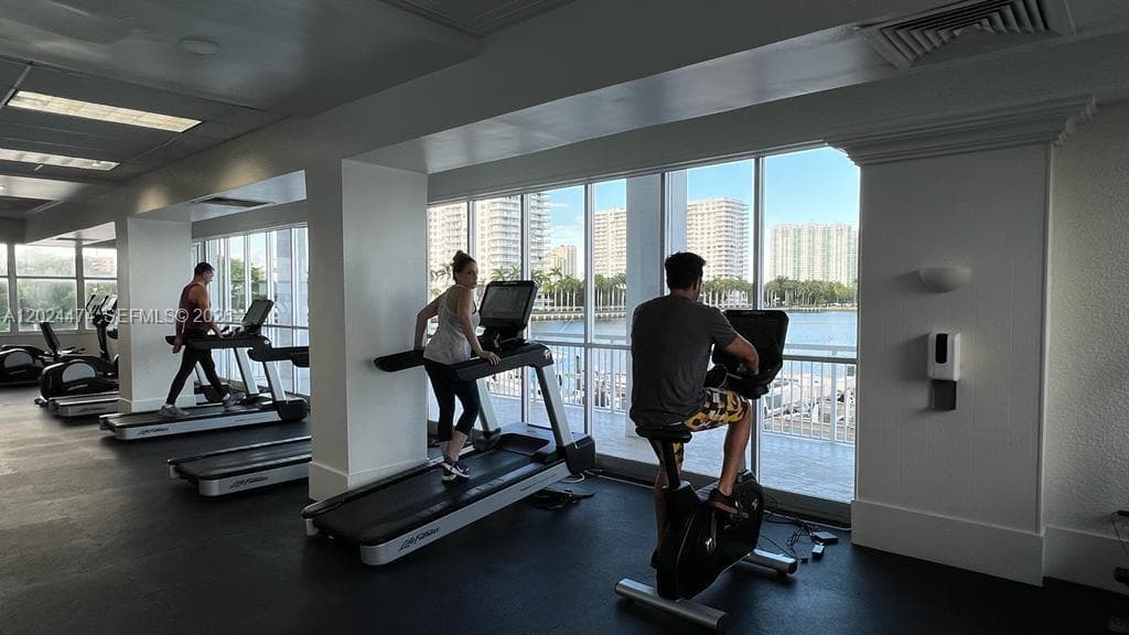 18061 Biscayne Blvd # 1404, Aventura FL 33160 — 19