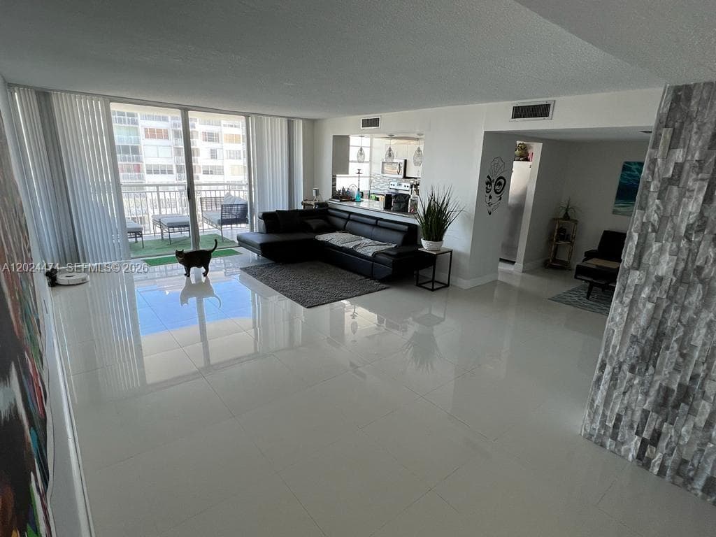 18061 Biscayne Blvd # 1404, Aventura FL 33160 — 4
